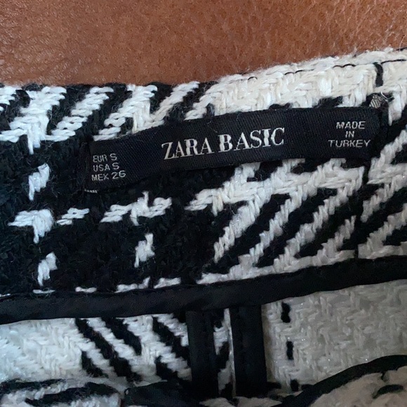 Black and white tweed skirt. Perfect for fall and winter. Size small. - Picture 2 of 4